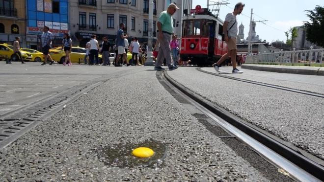 Ramazan Deniz isimli bir vatanda ise scak havalara dikkat ekmek amacyla Taksim Meydan?nda asfaltn zerine yumurta krd.