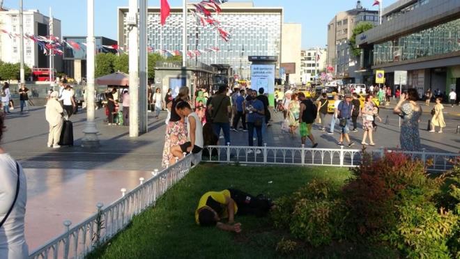 Taksim ve stiklal Caddesi?nde hissedilen scakln yksek olmasndan dolay vatandalar zor anlar yaad. Baz vatandalar Gezi Park?nda yeilliklere uzand.