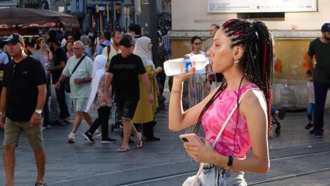 Hava scaklnn nemle beraber 38 dereceyi bulduu megakent genelinde kavurucu scaklar etkili olmaya devam ediyor.