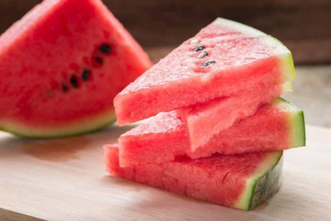 KABUK DOKUSUNU NCELEYN  <p>  Rengi koyu ve parlakl donuk olan karpuzu tercih edin. Parlak bir doku, karpuzun henz olgunlamadn gsterir.