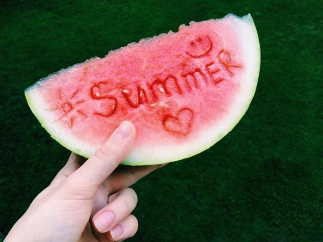 SARI NOKTA ARAYIN  <p>  Bu iarete "tarla noktas" da denir ve karpuzun byrken nerede durduunu gsterir. Nokta beyazsa, karpuz olgunlamamtr. Koyu sar ise, fazla olgunlam olabilir.