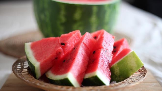 Karpuz sevilen bir yaz meyvesidir. Sulu ve tatl karpuz semek ise byk mesele. Peki ii krmz, tad erbetten farksz karpuz nasl seilir? te detaylar...