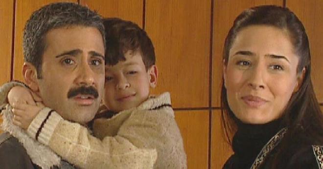 Knal Kar dizisinde Nazar karakterini oynayan zlem Conker, Emrah Erdoan ile barol paylam ve o dnemin en ok konuulan isimlerinden olmutu.