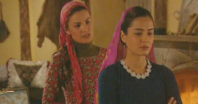 Dizide sevdiine kavumaya alan, varlkl bir ailenin kzn oynayan zlem Conker, kendisine geni bir hayran kitlesi elde etmiti.