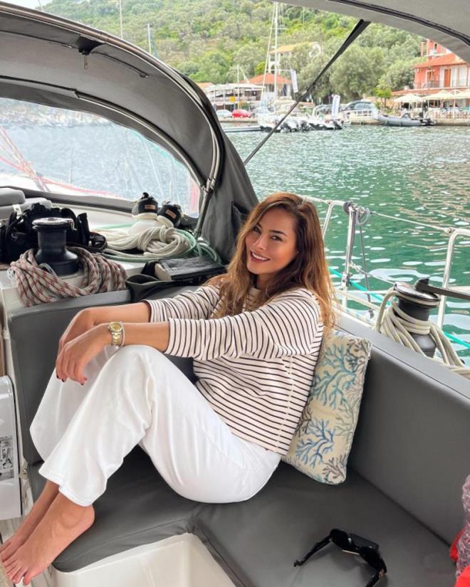 zlem Conker son yapt tatil paylamlar ile gndem geldi. nl oyuncunun deimeyen grnts olduka dikkat ekti.