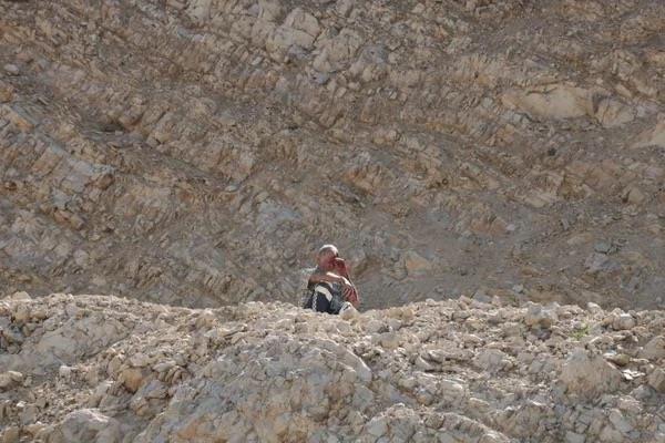 Telefonu ile kzn arayan yal vatandan imdadna kz yetiti. hbar zerine olay yerine gelen Kahramanmara Bykehir Belediyesi itfaiye ekipleri yal vatandan bulunduu alana ulat.