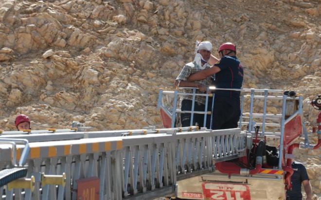 Kahramanmara?ta yal vatanda da ay toplamak iin kt kayalk blgede depreme yakalannca ayaklar kayarak uurumdan dt.