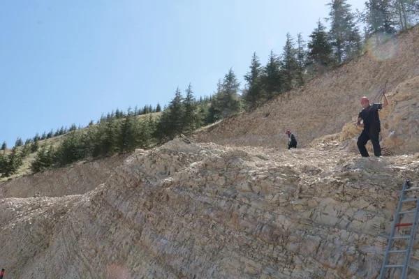 Salk ekiplerince de ilk kontrol yaplan yal vatanda itfaiye ekiplerince bulunduu yerden indirilerek ambulansa alnd.