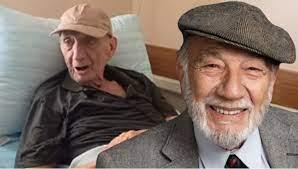 Ankara Meydan Sahnesi ve Nisa Serezli topluluklarnda grev yapt. Bir dnem sahnelerden uzaklaarak asl meslei olan memurluk hayatna dnp muhasebecilik yapt. Muammer Karaca Tiyatrosu'nu ynetti.