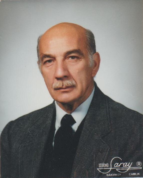 Oyunculuu kadar edebiyat kimliiyle de adndan oka sz ettiren Ylmaz Gruda, ayn zamanda Attil lhan ile beraber mavi hareketini yaratan airlerdendir. lk iiri ?Memoya Mektup? 1945?te Yamur ve Toprak dergisinde, dier iirleri 1945?ten itibaren Yamur ve Toprak, Mavi, airler Yapra, Yeni Ufuklar, Pazar Postas, Yeditepe, Kaynak, Dost, Soyut, Varlk, Kitaplk gibi dergilerde kt. 1999 Behet Aysan iir dln, Marathon adl dosyas ile 2003 Yunus Nadi iir Armaann ald