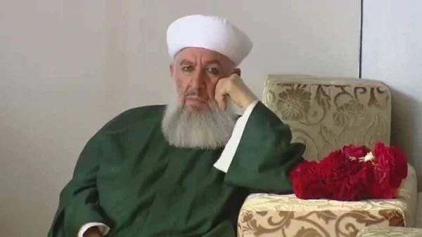 Menzil Cemaati?nin lideri olan ve cemaat mensuplarnn ?Gavs? olarak nitelendirdii Abdulbaki Erol getiimiz haftalarda vefat etti.  Erol?un lm ardndan kyafetleri ve eyalar bir "mzede" sergilenir gibi grcye karld.