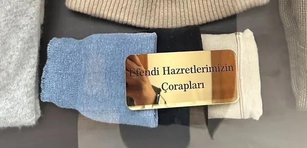 "Efendi Hazretlerimizin..." diye kk tabelalar aslarak sergilenen gmlek, bere, orap, hrka ve eyalar sosyal medyada "senden geriye mis kokan eyalarn kald efendim" szleri ile paylald.