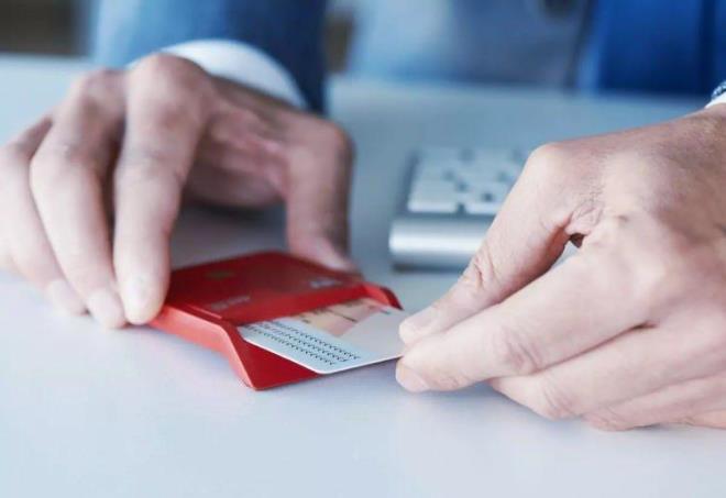 2016 yl itibariyle ipli kimlik kartlar vatandalara verilmeye baland. Son teknolojiyle gelitirilmi olan yeni tip kimlik kartlar kiisel baz bilgilerin yan sra vatandan TC kimlik numarasn da bnyesinde barndryor. 2000 ylndan bu yana her Trk vatandana verilen TC kimlik numaras yllardr sadece bir numaradan ibadet olarak grlse de aslnda bir srra sahip. Peki bu sr ne?