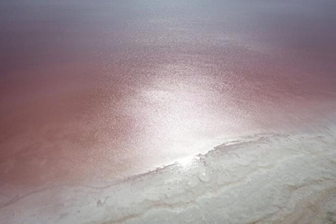 Tuz Gl'nn byk bir ksm yaz aylarnda tuzun yzeye kmasyla beyaza brnyor.