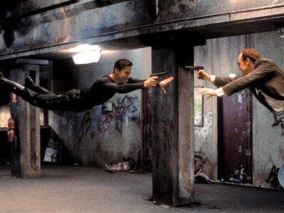 <p>Yce ve gl Kahin, sonunda karlatk.</p>  Beni bekliyordun, deil mi?  <p>Her eyi bilen Kahin asla armaz.</p>  O her eyi bilir. Nasl arr ki?  <p>Peki bu doruysa, buraya geleceimi  bildii halde niye hala burada?</p>  Niye gitmedi?  <p>Belki bunu yapacam biliyordun,  belki de bilmiyordun.</p>  Biliyorsan, bu kurabiyeleri yaptn  ve taba oraya kasten bilerek koydun  bu da orada kasten, bilerek  oturduun anlamna gelir.