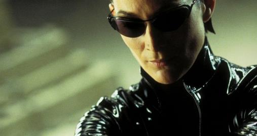 zgr olduumuz iin burada deiliz.  <p>zgr olmadmz iin buradayz.</p>  Kamak iin bir nedenimiz yok.  <p>Bunu inkar edemeyiz.</p>  nk ikimiz de biliyoruz ki,  ama olmazsa biz de var olmayz.  <p>Bizi yaratan ite o ama.</p>  Ama bizi birletiriyor.  <p>Ama bizi ekiyor.</p>  Yol gsteriyor.  <p>Harekete geiriyor.</p>  Hareketlerimizi tanmlyor.  <p>Birbirimize balyor.</p>