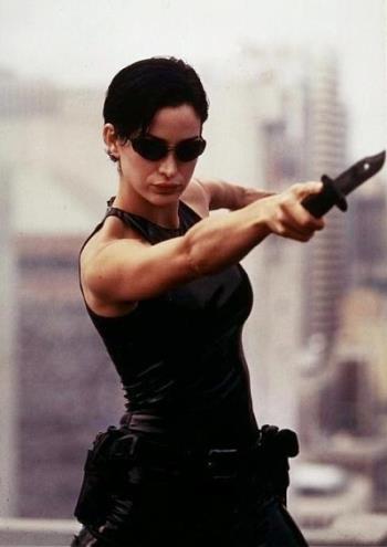 <p><b>(Ajanlar kendi aralarnda)</b></p>  -Bu o!  -Anormal olarak.  <p>-Harekete geelim?</p>  -Evet.  <p>-O hala?</p>  -Sadece insan.