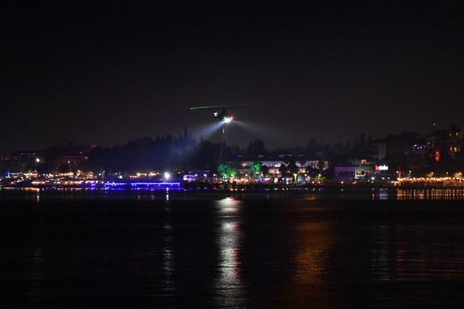 Karadan ulamn glkle saland blgede, gn boyunca yangna mdahale eden 4 uak ve 20 helikopter, havann kararmasyla almalara ara verdi.