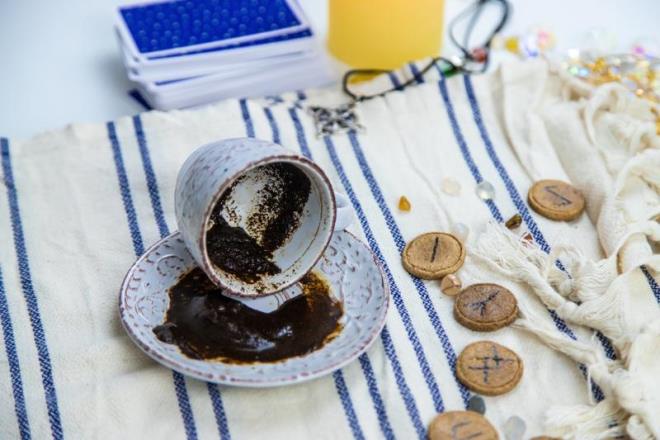 Kahve telvesi ayn zamanda iyi bir kuma boyasdr. Bir tencerede 5-6 litre su kaynatn. Bir filtre kadar kahve telvesi ekleyin. Karm birka dakika daha kaynatn. zeltiyi bir kaba aktarn. Ardndan boyanacak giysinizi iine koyun. 15 dakika bekletin, ardndan giysinizi kurutmak iin karn.