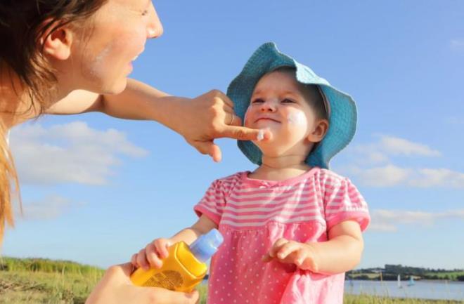 Koruyucu sprey ve kremlerin ieriin ok nemli olduu aklanrken, doal ve kimyasaln en az kullanld rnler tercih edilmelidir.    Sinek ve bcek srna kar buz ve karbonatl su uygulamasnn olduka etkili olduu belirtilirken, iddetli kantya kar krem kullanmnn da uygun olduu aklanan bilgiler arasnda yer ald.