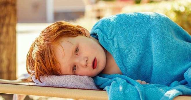 GNE ARPMASI    Uzun sre yksek scaa maruz kalndnda yorgunluk ve bitkinlik hali gne arpmas olarak tanmlanmaktadr. Ate, halsizlik, solukluk, ba ars, mide bulants gibi belirtileri de beraberinde getiren gne arpmasnda korunmak iin, glge ve gnee 11:00 ile 15:00 arasnda maruz kalmayarak korunabilmektedir. zellikle apka ve gzlk kullanm yaygnlatrlmaldr.