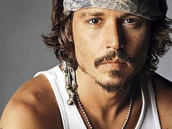 <p><b>JOHNNY DEPP</b></p>  nl aktr 45 yan da geride brakt. ki ocuk sahibi ama hala Barbie ve sevgilisi Ken ile yani oyuncak bebeklerle oynamaktan vazgemiyor