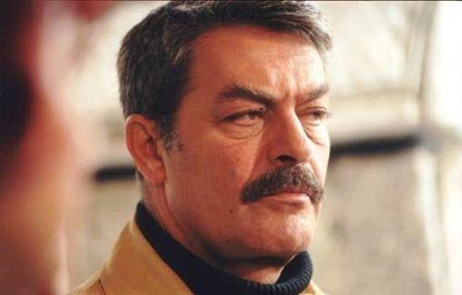 <p><b> Kadir nanr </b></p>  Gne mutlaka anzer bal yiyerek balyor. Ayrca evinin her tarafnda kurbaa figrl eyalar bulunuyor.