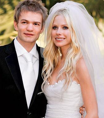 <p><b>AVRIL LAVIGNE</b></p>    Gen arkc 12 yanda im bimeyi renmi. Lavgine neredeyse kendi dnne ge kalyormu. nk ofr onu yanl nikah dairesine gtrm.