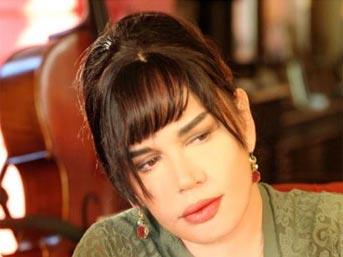 <p><b>ARKADALARINA NE VE PLKLE GDYOR</b></p>    Pop mziin Minik Sere'si Sezen Aksu ark yazmad zamanlarda evinde diki nak ileriyle urayor. Bu hobi sayesinde zihnini boalttn syleyen Aksu, arkadalarna oturmaya giderken de ine ve ipliklerini yannda gtryor.