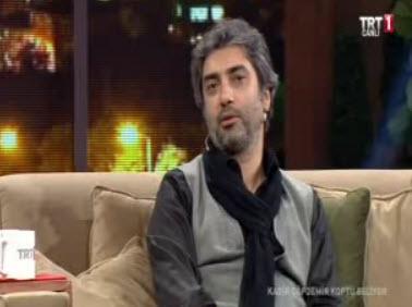 <p><b>GNDE 80 BARDAK TM OLUYOR</b></p>    TRT'de katld bir programda gnde 50 bardak ay itiini ve bunun baz zamanlar 80'e ktn belirten nl oyuncu, "Hatta bir ara ay pipetle imeye balamtm, dnn artk halimi" dedi.