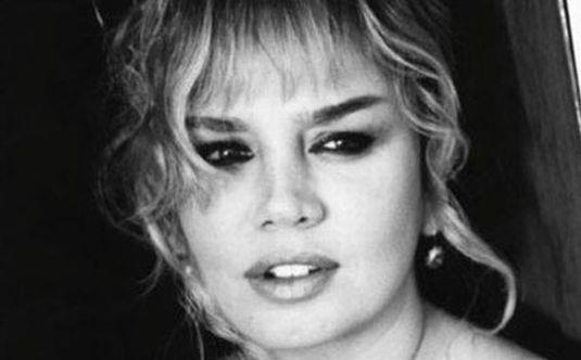 <p><b> Sezen Aksu </b></p>  araftan elbise, kpeden yzk, yzkten kemer tokas, etekten bluz yapmaya baylyor. Aksu, ayakkablarnn da topuklarn birbirleriyle deitiriyormu.