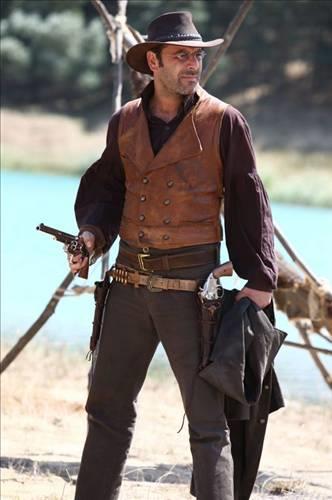 Oyuncu Ozan Gven, ayakkabclk yapyor.