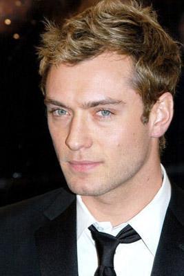 <p><b>JUDE LAW</b></p>    smi kz ismini artrd iin 12 yandayken kz yurduna kayd yaplm.