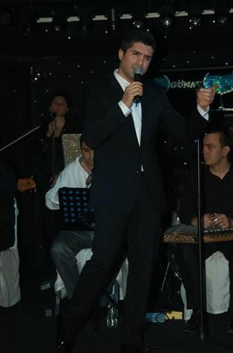 zcan Deniz, yal boya tablolar yapyor.