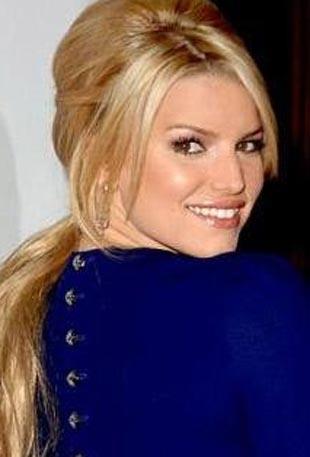 <p><b>JESSICA SIMPSON</b></p>  Arkadalar onu 'tavan' diye aryor. Yere den bir eyi ayak parmaklaryla kaldryor.