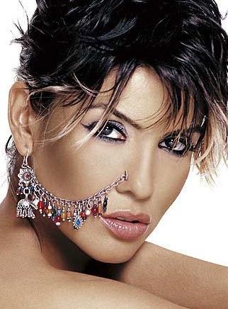 <p><b>GLBEN ERGEN</b></p>    Ei Mustafa Erdoan'n annesinin Gneydou'dan ald kolye, bileklik gibi taklar deiik kombinasyonlarda kullanmaktan vazgemiyor. Yresel taklar takmaktan holanan Ergen"in ok geni bir koleksiyonu var.