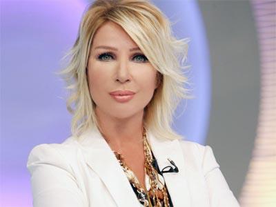 <p><b> Seda Sayan </b></p>  Seda Sayan'n taknts gller. Sanat, itii suyun iine mutlaka bir tane gl yapra atar. Yemek tabann kenarnda bile gl yapraklar serpitirir.