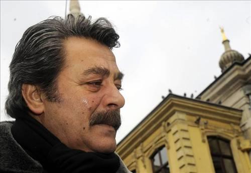 Kadir nanr, kurbaalar ok seviyor. Kurbaa figrl objeler topluyor. Evinin bir odasn kurbaalara ayrm.