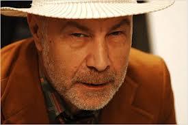 <p><b>Mazhar Alanson</b></p>  MF gurubunun yesi Mazhar Alanson, gittii her yurt d seyahatte deiik bir peruk satn alyor. nl mzisyenin evinde yaklak 200 adet peruk bulunduu syleniyor.