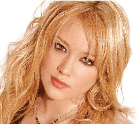 <p><b>HILARY DUFF</b></p>    Dier ocuklar gibi okula gitmek yerine 10 yandan itibaren evinde zel retmenlerle eitim grd. Bir konserinde n diini mikrofona arparak krd ve bu sebeple uzun sre tedavi grd.