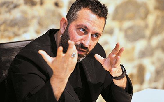 <p><b>Cem Ylmaz</b></p>  Gsteri ncesi kulisteki kanepede mutlaka uyuyan nl komedyen, bu ekilde kafasn boaltp, enerji topladna inanyor.