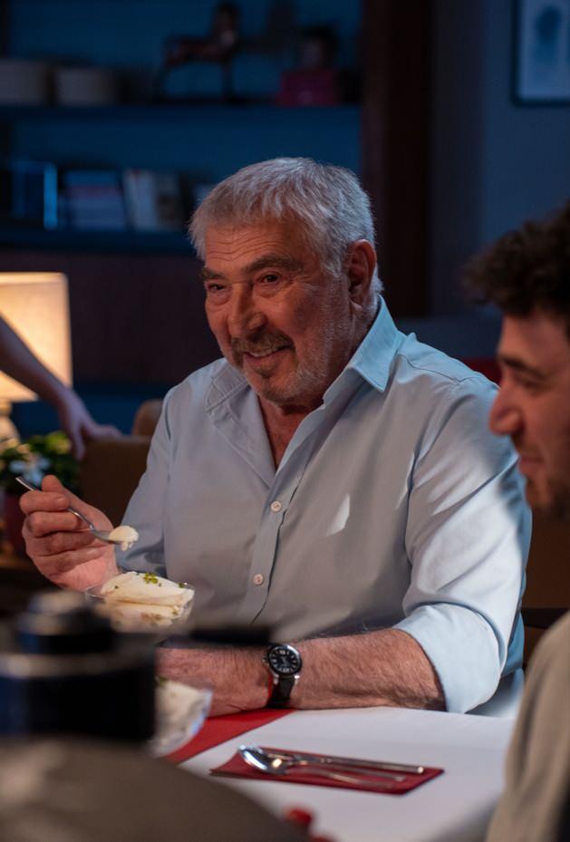 "SEKTRDE SAYGININ EKSK OLDUUNU DNYORUM"    Yeni nesil oyuncular ve sektr deerlendiren zyaclar, sektrn en byk eksiinin "sayg" olduunu syledi ve u ifadeleri kulland:    "Sayg ok nemli, zellikle bizim meslekte. Ama bizim sektrde bunun eksik olduunu dnyorum. Eskiden de bu eksiklik vard ama biz onlar yaamadk. Meslein ustalarna saygy, oturup kalkmay okulda ve tiyatrolarda ustalarn yannda rendik. Sayg bir incelik... Bu teknolojik ada, ne yazk ki yeni kuaklar sadece klavye ve telefon banda olduu srece sayg ok zor. nk sayg yaanarak renilen bir ey."