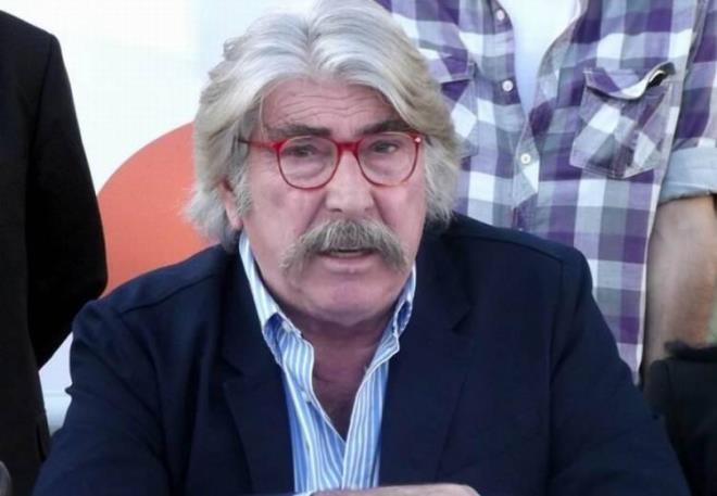 Akas 'Ben bu ii biliyorum' diye bir ey yok. Bir insan bir meslek edinmek istiyorsa, nce o meslein Trkiye'deki eitim durumuna bakmal. Ben de bu eitim srecini konservatuvardan yana kullandm. Hatta hukuk fakltesinde okuyordum ikinci snfa kadar da gelmitim ama iimde oyunculuk olduu iin braktm. Ailem de ok sayg duydu bu kararma. Beni devaml desteklediler. Daha konservatuardayken Yldz Hoca'nn oyunlarnda oynamaya baladm."