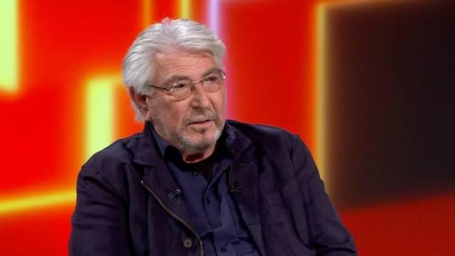 te yandan oyuncu dinlemeyi bilmeli. Eletiriye her zaman ak olacaksn, zellikle ok yaknlarndan gelen eletirilere. rnein ben her rolmde kendi ailemle konuurum ve beni acmaszca eletirirler. Ksaca bir sanat herkesi dinlemeli, renmesini ve senaryoyla kol kola girmeyi bilmeli."