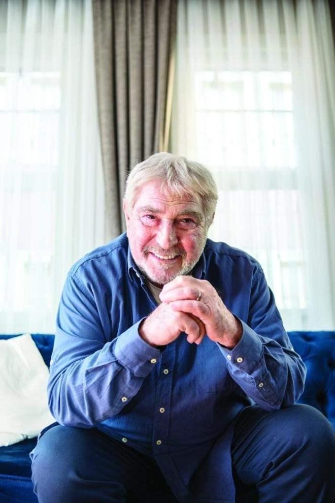 Yeilam'n unutulmaz filmleri bata olmak zere bugne dek birbirinden baarl projelerde rol alan usta oyuncu Erdal zyaclar, imdilerde TRT1 ekranlarnn yeni dizisi "Benim Gzel Ailem" ile sevenlerinin karsna kyor.