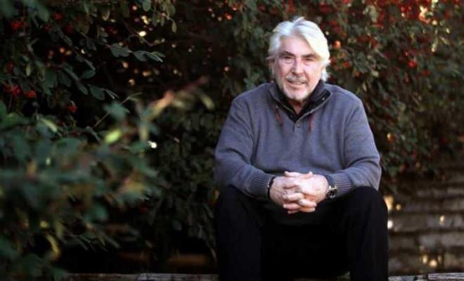 "OYUNCULUK BENM N ADRENALN KAYNAI"    Yllardr gz dolduran oyunculuuyla adndan sz ettiren Erdal zyaclar, oyunculuun kendisindeki karln, yle aklad:    "Oyunculuk benim akm. Paratle atlamak, gklerde umak gibi bir ey. Bir karakteri seyirciye kabul ettirmek, o roln renklerini kafamda bulmak, senaryonun iine yerletirmek, senaryonun iine yerleirken onun doru bir ekilde aktarldn grmek ynetmen tarafndan; tm bunlarn hepsi benim iin adrenalin kayna.