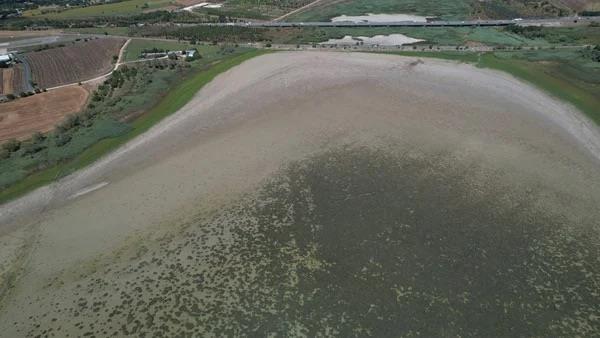 Scak hava stanbullular bunaltrken, kente su salayan barajlardaki doluluk oran ise yzde 37.21 olarak lld.