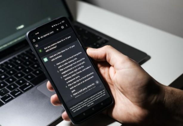 Bugne kadar sadece web ve iOS platformunda alan ChatGPT gete olsa Android platformuna da geldi.