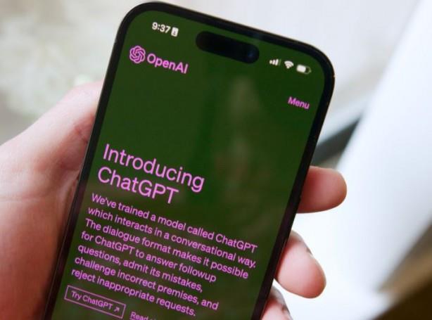 Android iin sunulan uygulamann arayz iOS platformuna sunulandan okta farkl deil. ChatGPT?yi kullanmak nceden olduu gibi yine cretsiz ancak OpenAI en iyi performans almak iin hesabnz Plus srme ykseltmeniz gerektiini belirtiyor. Bununla birlikte uygulama farkl avantajlar da Plus versiyonunda sizlere sunuyor.