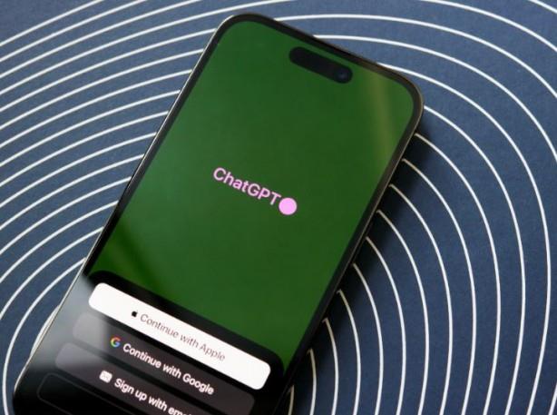 Genel olarak Android platformunda yer alan uygulamaya baktmzda sade, basit ve anlalr bir arayz bizleri karlyor. Bununla birlikte uygulamann temasnda beyaz, ana renk olarak kullanlm. Uygulama ierisindeki menlerse Trke dil desteine tam olarak sahip deil. Web srmnden farklarna baktmzdaysa sadece Android bir cihazda kullanyor olmaktan baka bir fark yok. Tm yapay zeka ilemlerinizi Android platformlar zerinde de yapabiliyorsunuz.